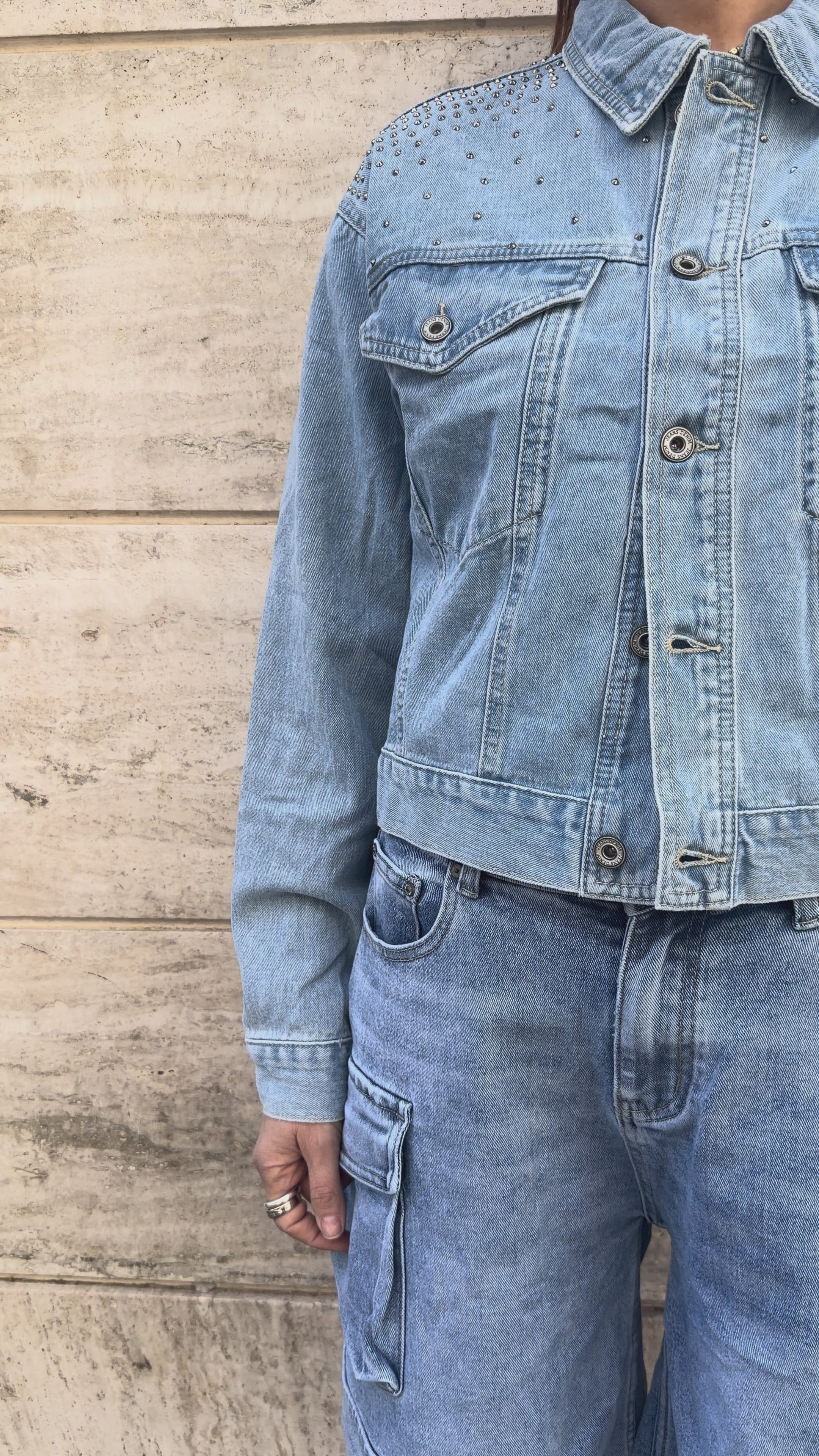 Giubbotto denim con applicazioni